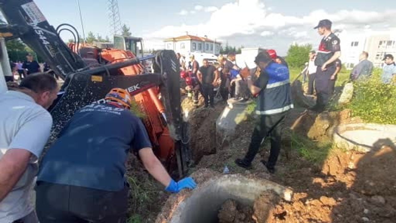 Kastamonu Örencik'te kanalizasyon çalışmasında toprak altında kalan işçi için kurtarma çalışmaları sürüyor