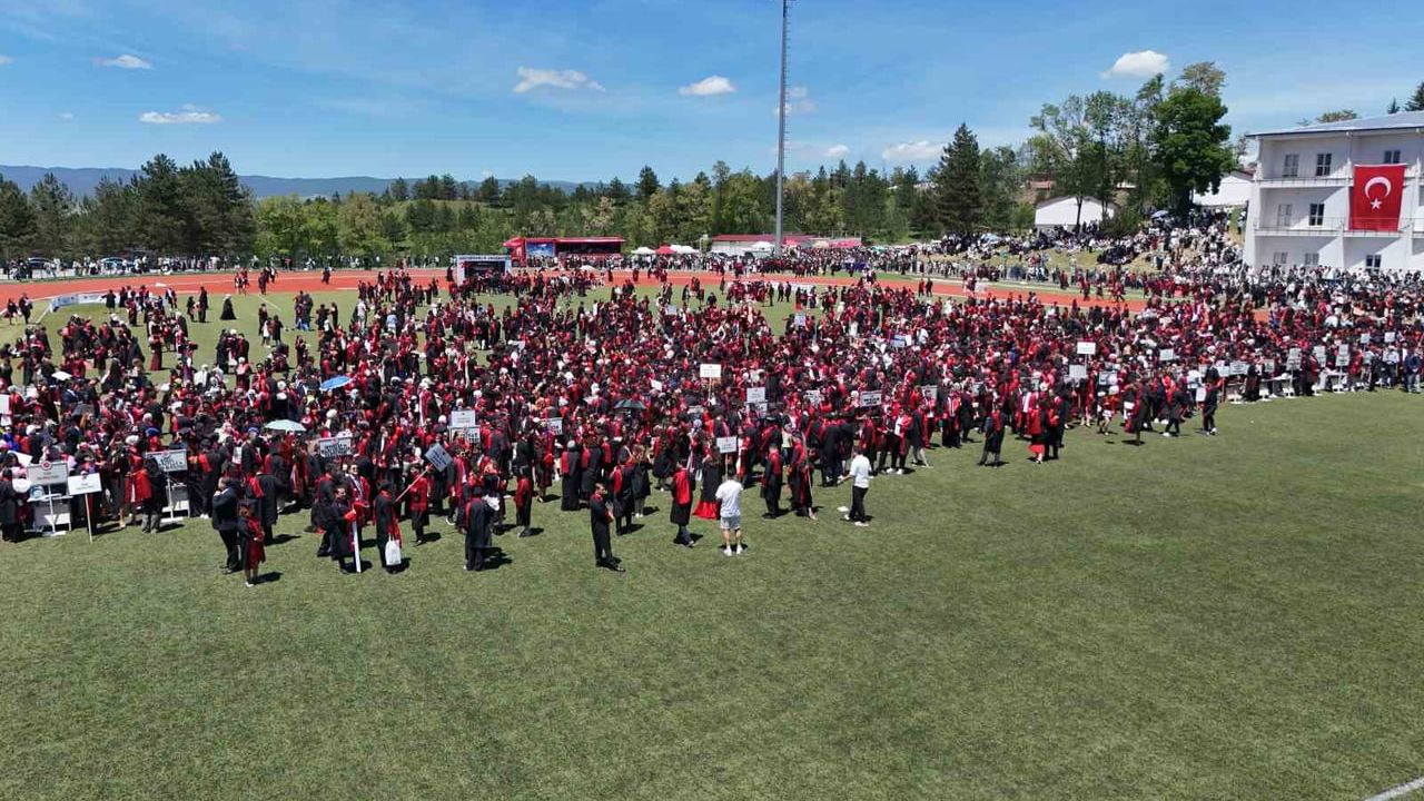 Kastamonu Üniversitesi'nde 4 binden fazla öğrenci mezuniyet coşkusu yaşadı