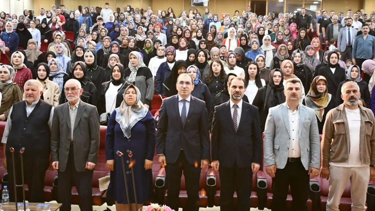 Kavaklı Amine Hatun 4-6 Yaş Kur’an Kursu öğrencileri Tavşanlı’da yılsonu programını taçlarla tamamladı
