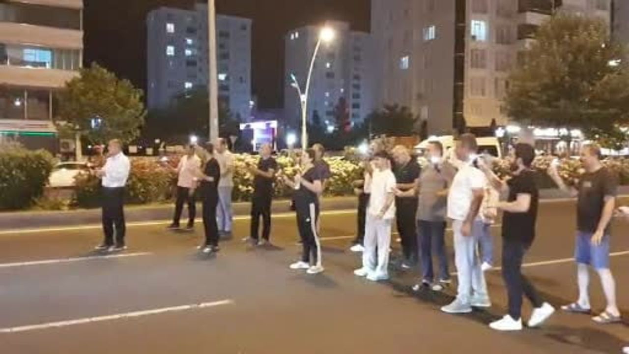 Kayapınar'da yakınlarını kaybeden vatandaşlar yolu kısa süreliğine ulaşıma kapattı
