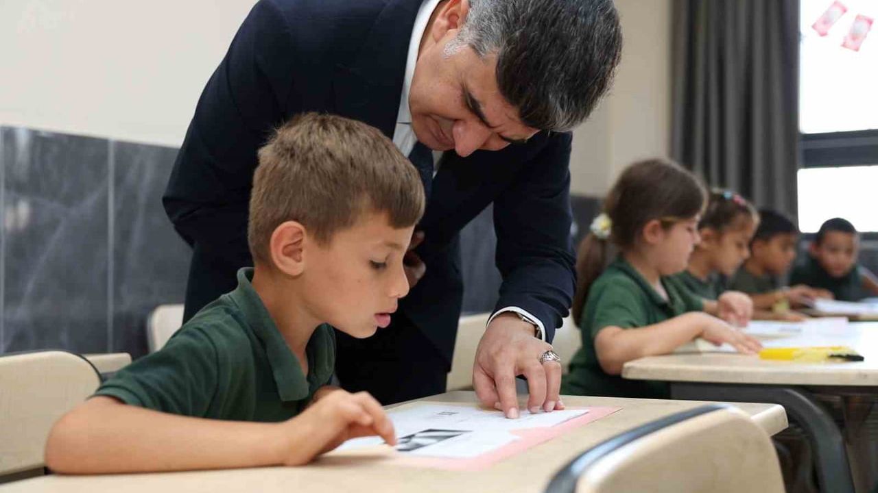 Kaymakam Şener öğrencilerin karne mutluluğuna ortak oldu