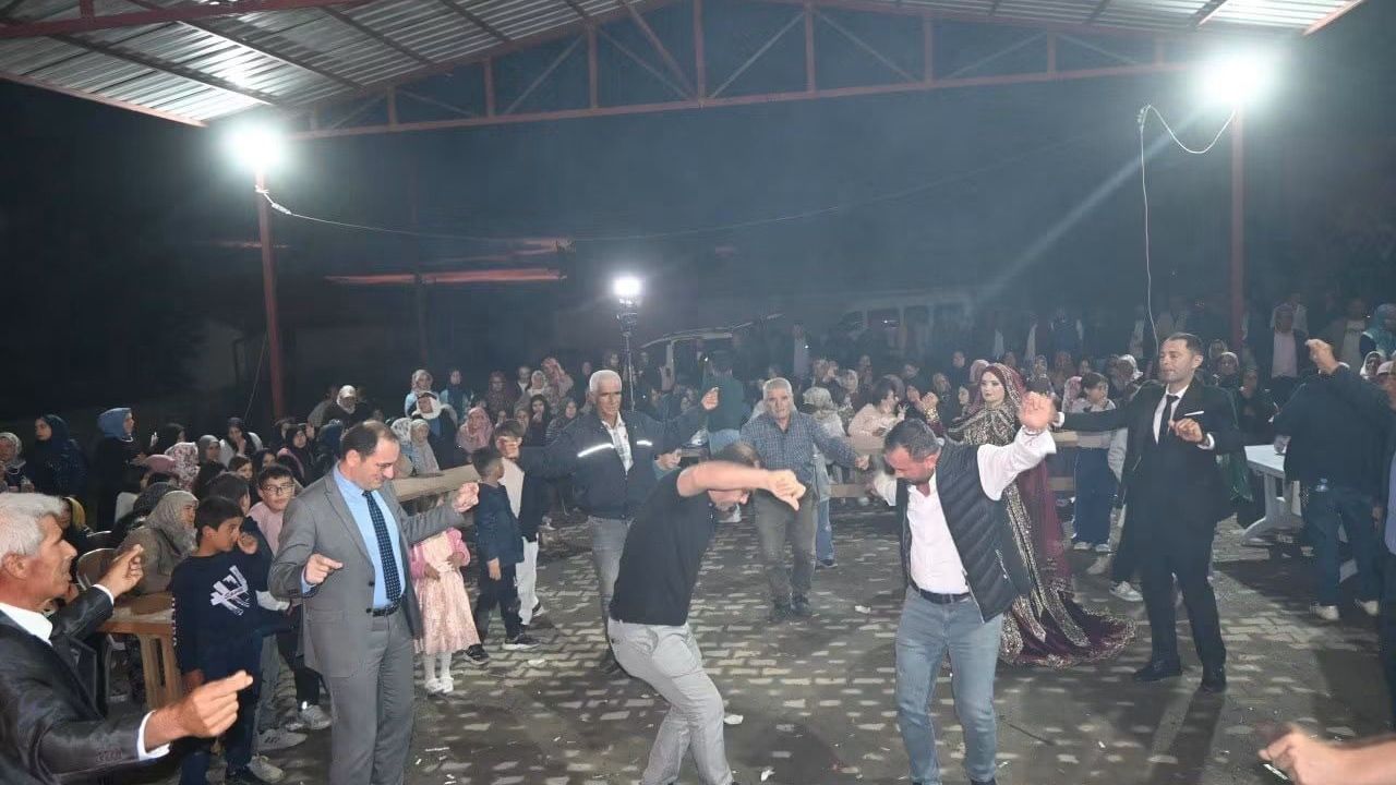 Kaymakam Türker piste çıkarak genç çiftin mutluluğuna ortak oldu