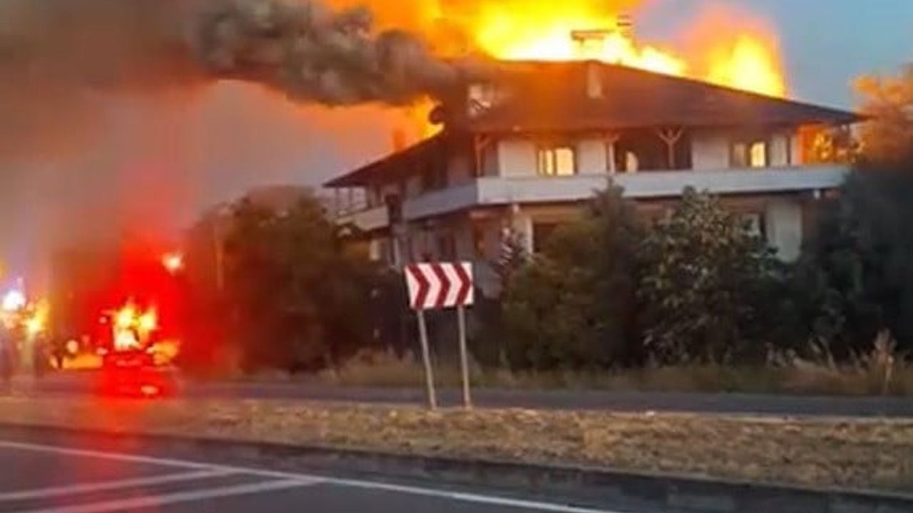 Kaynarca'da 3 katlı evin üst katında çıkan yangın çatı ve üst katta büyük maddi hasara yol açtı