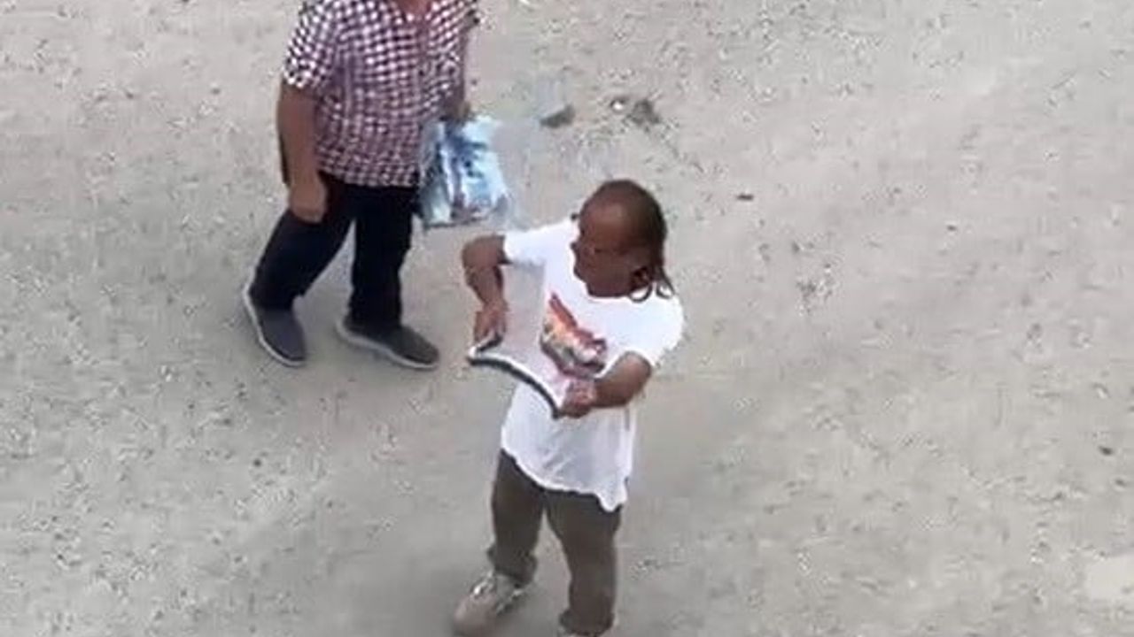 Kaynarca'da evin içine giren yılan, belediye personeli tarafından yakalanıp doğaya bırakıldı