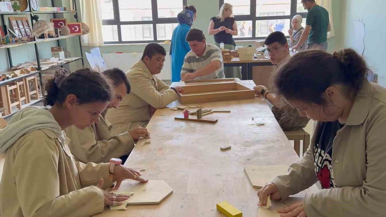 Kaynarca'da özel eğitim atölyesinde öğrenciler ahşap üretimi öğrenip gelir elde ediyor