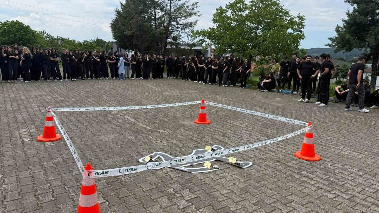 Kaynaşlı Anadolu Lisesi'nde Dünya Tütünsüz Günü: Olay Yeri Canlandırmasıyla Sigaranın Zararları Anlatıldı
