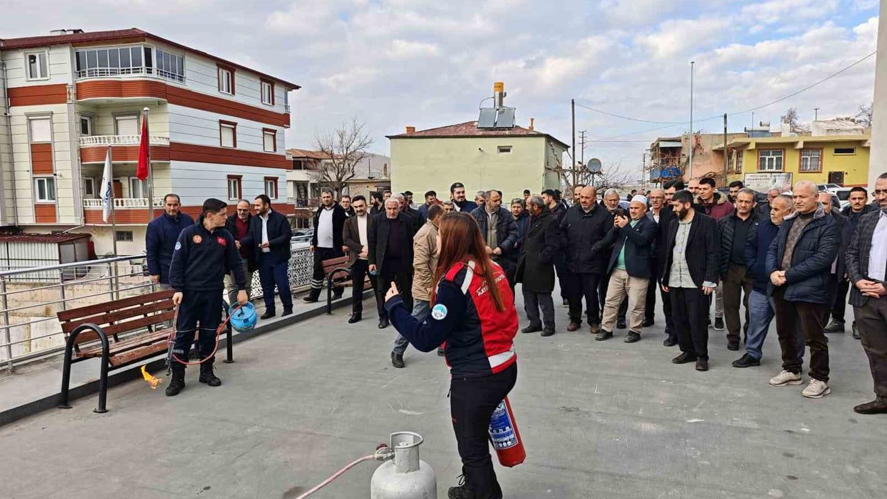 Kayseri Büyükşehir Belediyesi 16 ilçede bin 740 din görevlisine afet ve yangın eğitimi verdi