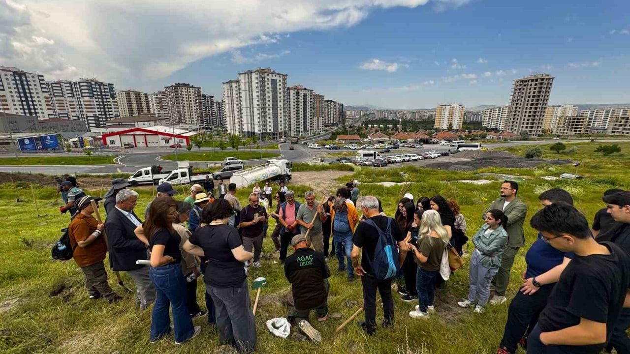 Kayseri Büyükşehir Belediyesi 300 fidanı toprakla buluşturdu