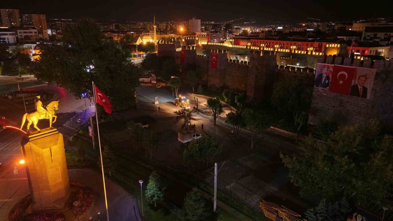 Kayseri Cumhuriyet Meydanı'nda yenileme çalışmaları sürüyor