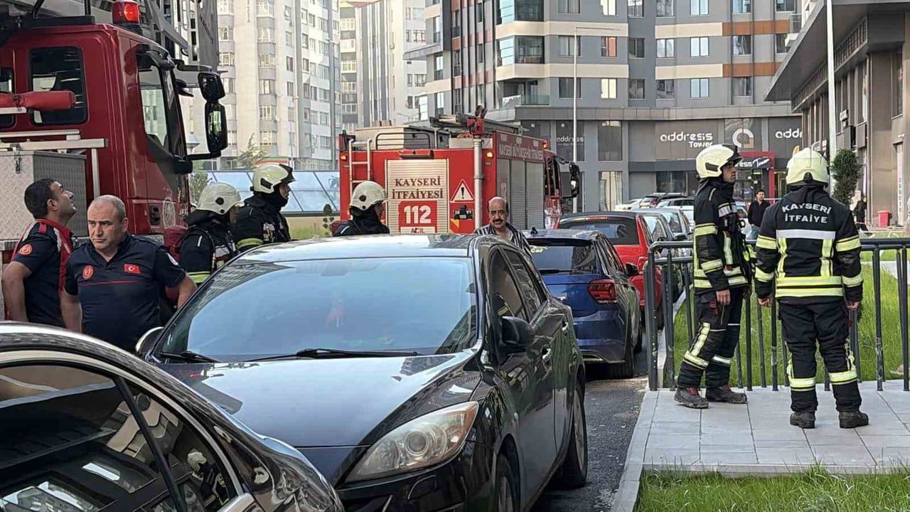 Kayseri'de 20 katlı binada yanlış alarm: Sakinler sokağa döküldü