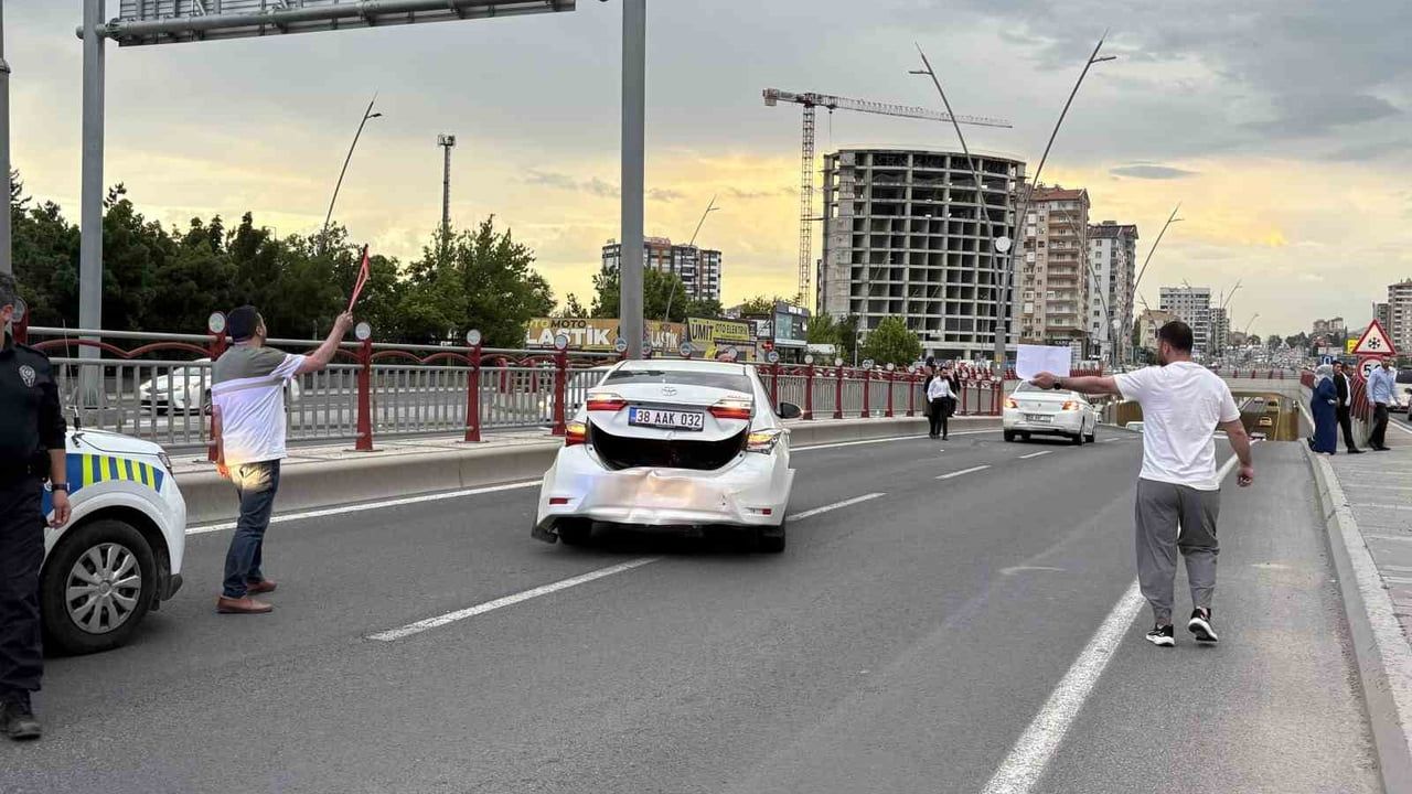 Kayseri'de alt geçit girişinde 4 aracın karıştığı zincirleme kaza: 2 yaralı