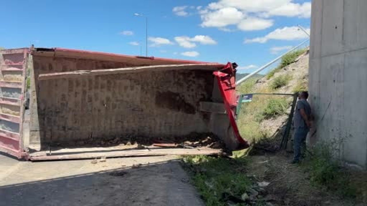 Kayseri'de damperi açılan kamyon köprüye çarptı: 1 ölü