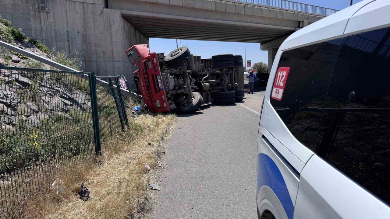 Kayseri'de damperi açılan kamyon köprüye çarptı: 1 ölü
