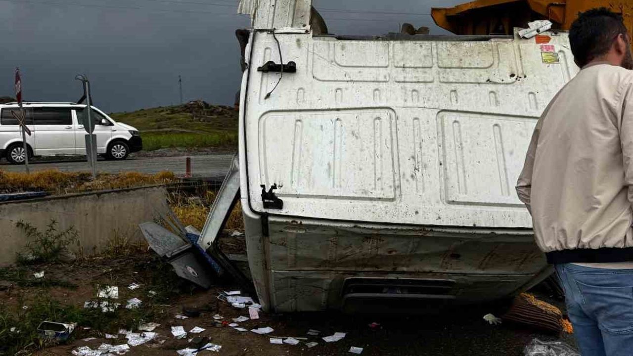 Kayseri'de hafriyat kamyonu ile lokomotif çarpıştı: 2 yaralı