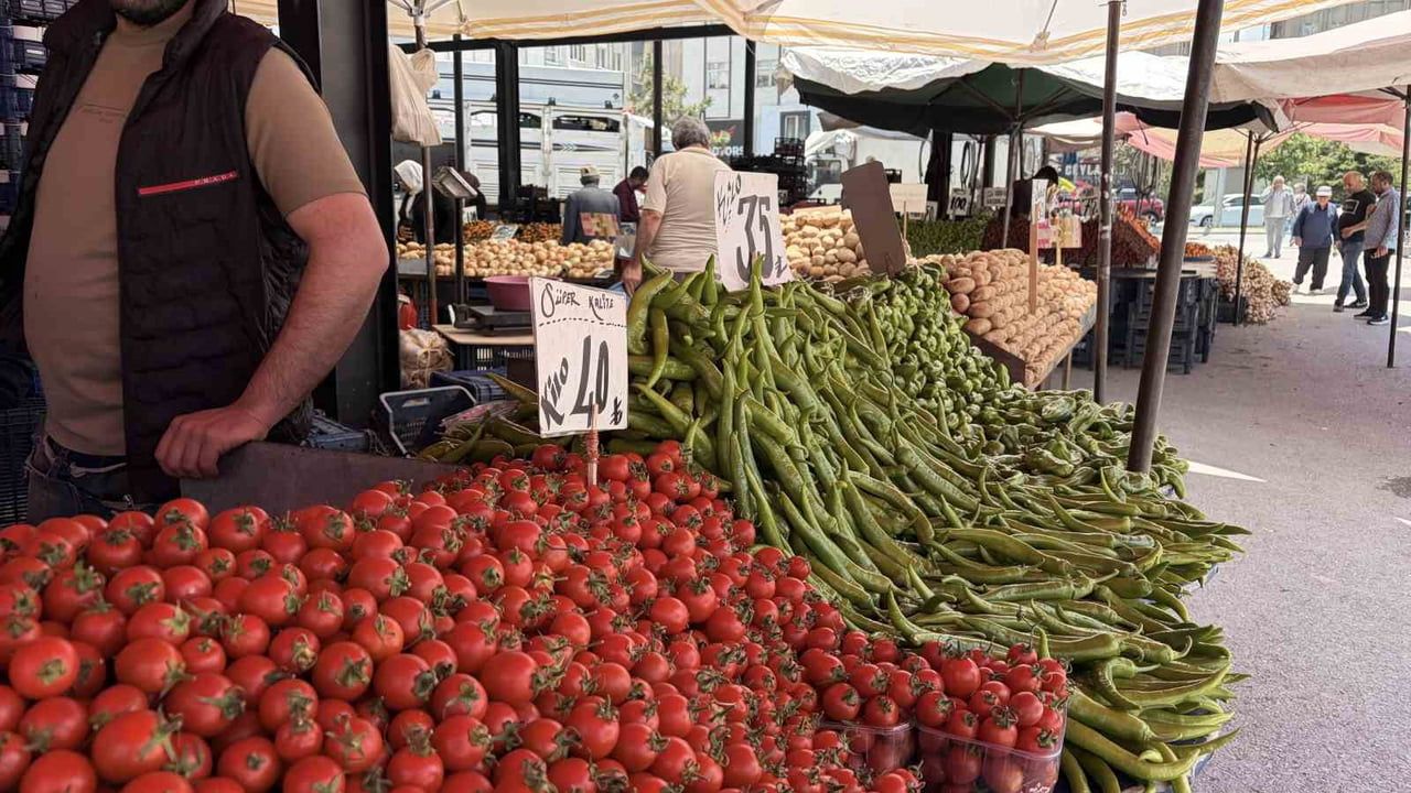 Kayseri'de havaların ısınması semt pazarlarında sebze ve meyve fiyatlarını düşürdü