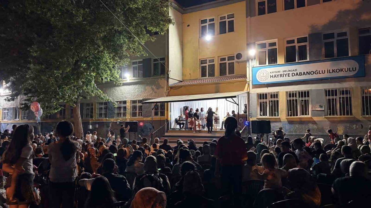 Kayseri'de ilkokulda veliler arasında kitap okuma yarışması düzenlendi