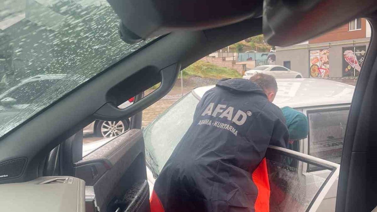 Kayseri'de kuvvetli yağışta yolda mahsur kalan vatandaşlar AFAD tarafından kurtarıldı
