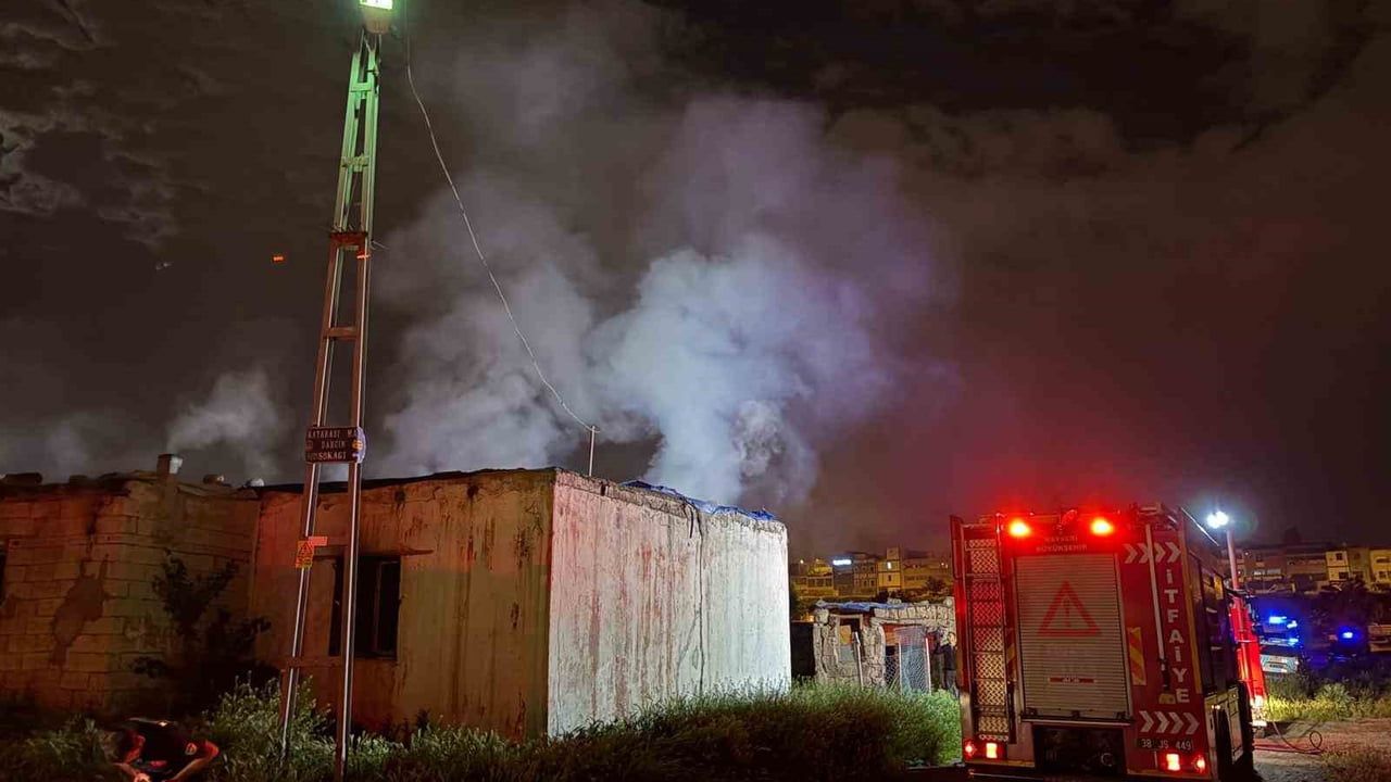 Kayseri’de metruk müstakil evde yangın itfaiye tarafından söndürüldü