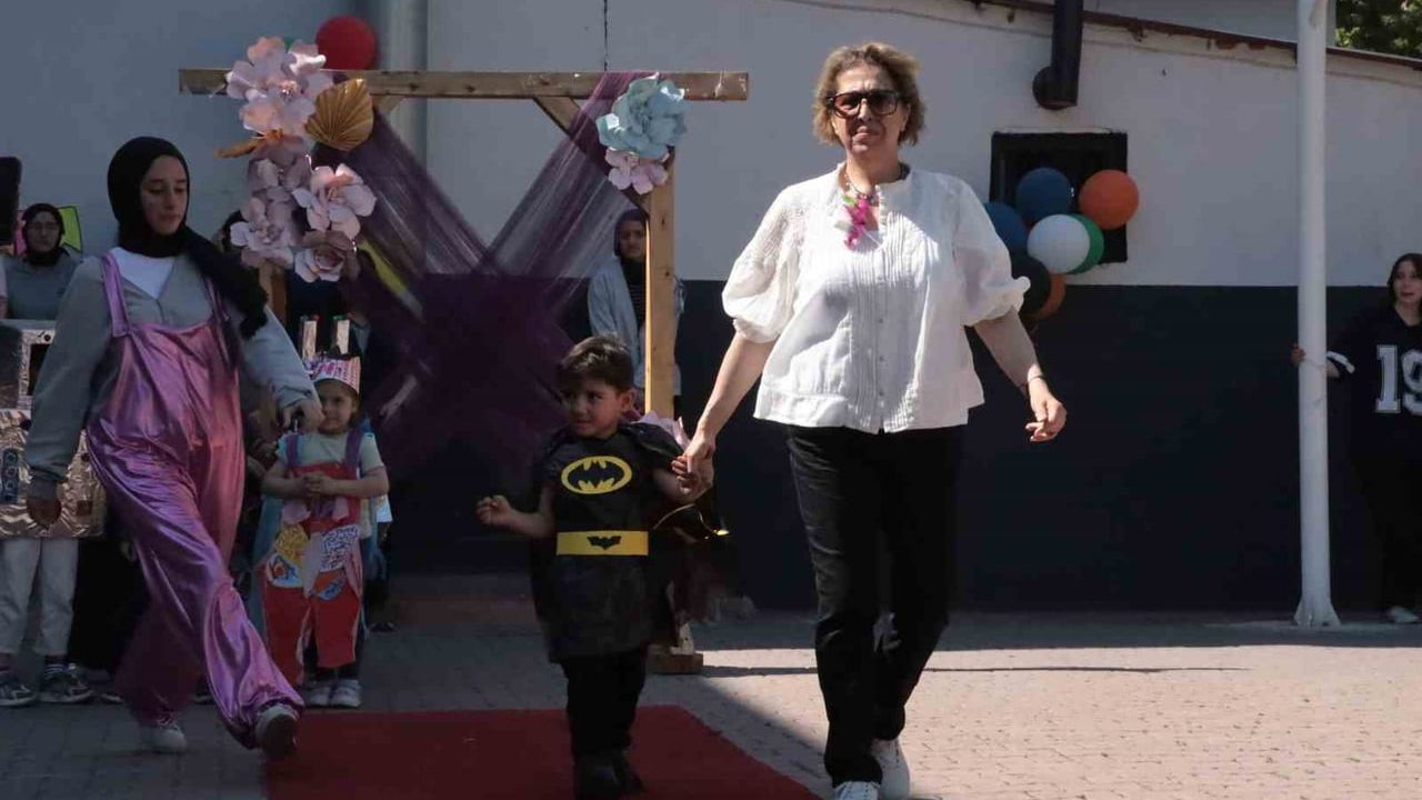 Kayseri’de minikler bayat ekmekle yemek yaptı, geri dönüşüm kıyafetlerini sergiledi