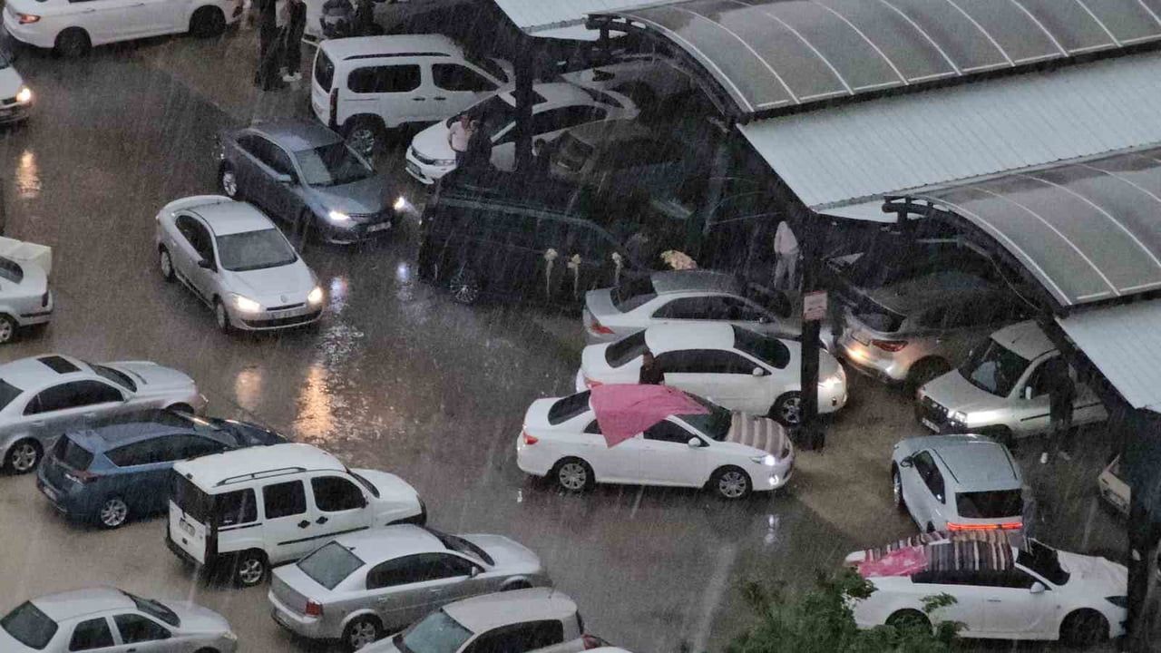 Kayseri’de öğle saatlerinde etkili olan sağanak ve dolu kent merkezini olumsuz etkiledi