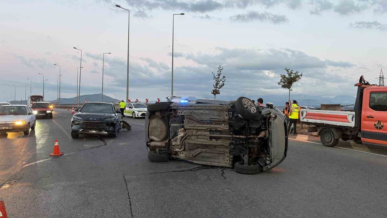Kayseri’de otomobil trafik ışıklarında bekleyen 4 araca çarptı: 4 yaralı