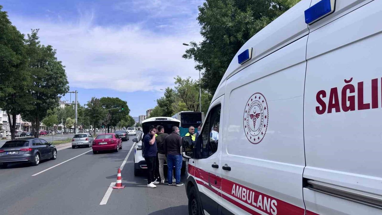 Kayseri'de Özel Halk Otobüsü ile Otomobil Çarpıştı: 1 Yaralı