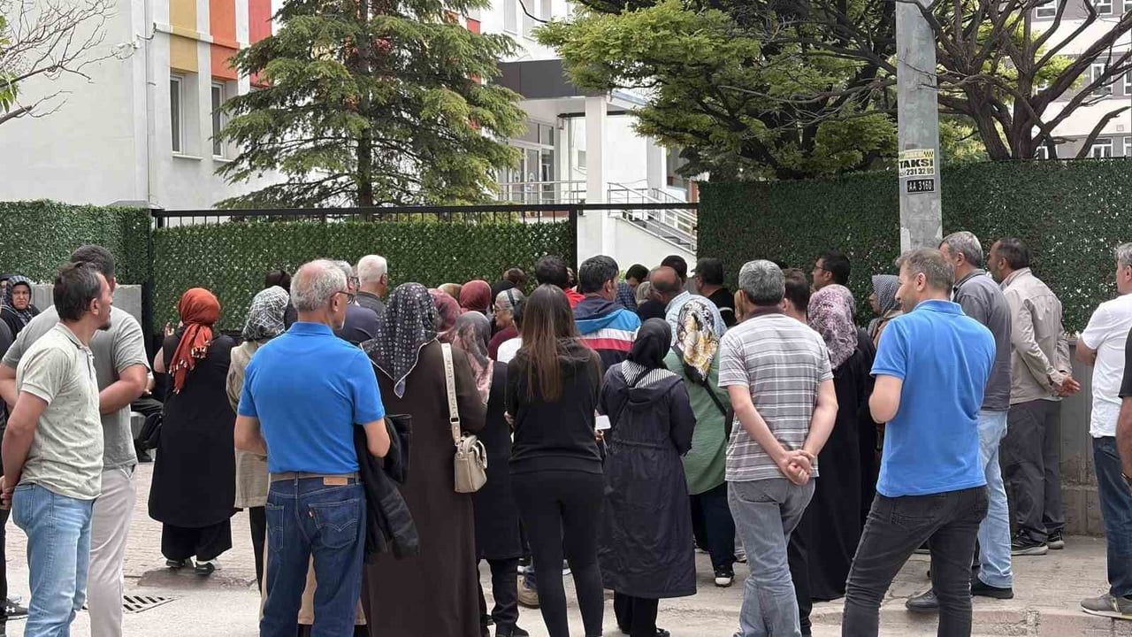 Kayseri'de polis, geç kalan adayları sınava yetiştirdi