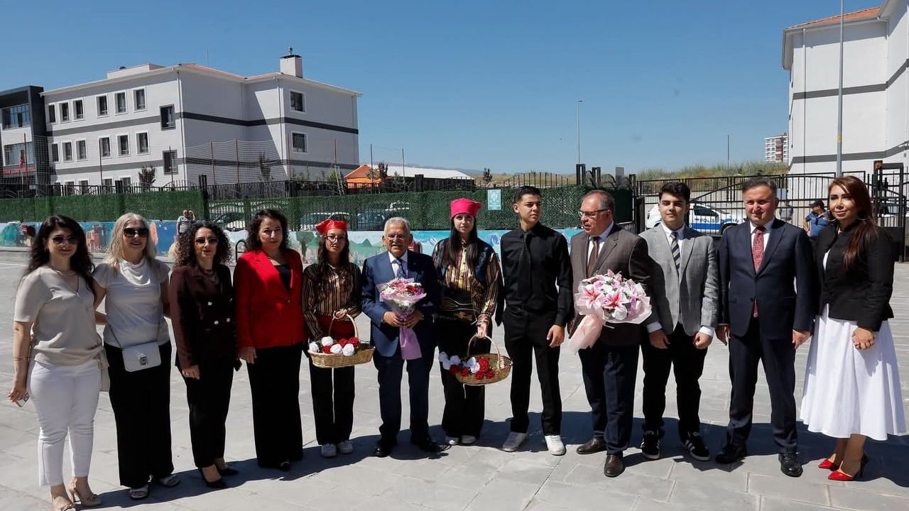 Kayseri'de protokol öğrencilerin karne heyecanına ortak oldu