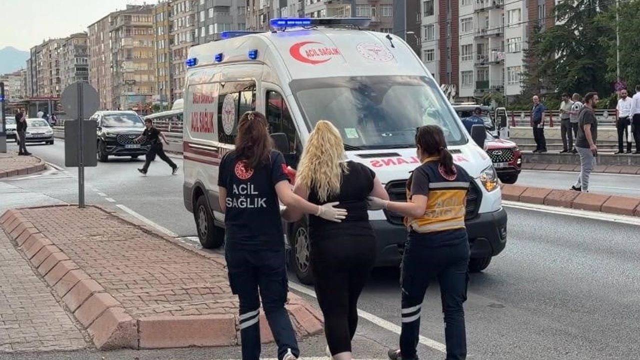 Kayseri'de refüjden kopan taşlar tramvayın camını kırdı: 4 yolcu yaralandı