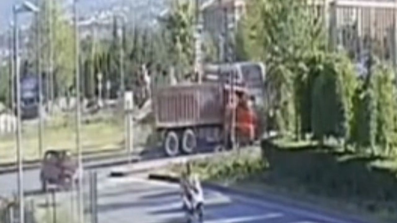Kayseri'de tramvay ile kamyon çarpıştı — kaza güvenlik kamerasına yansıdı