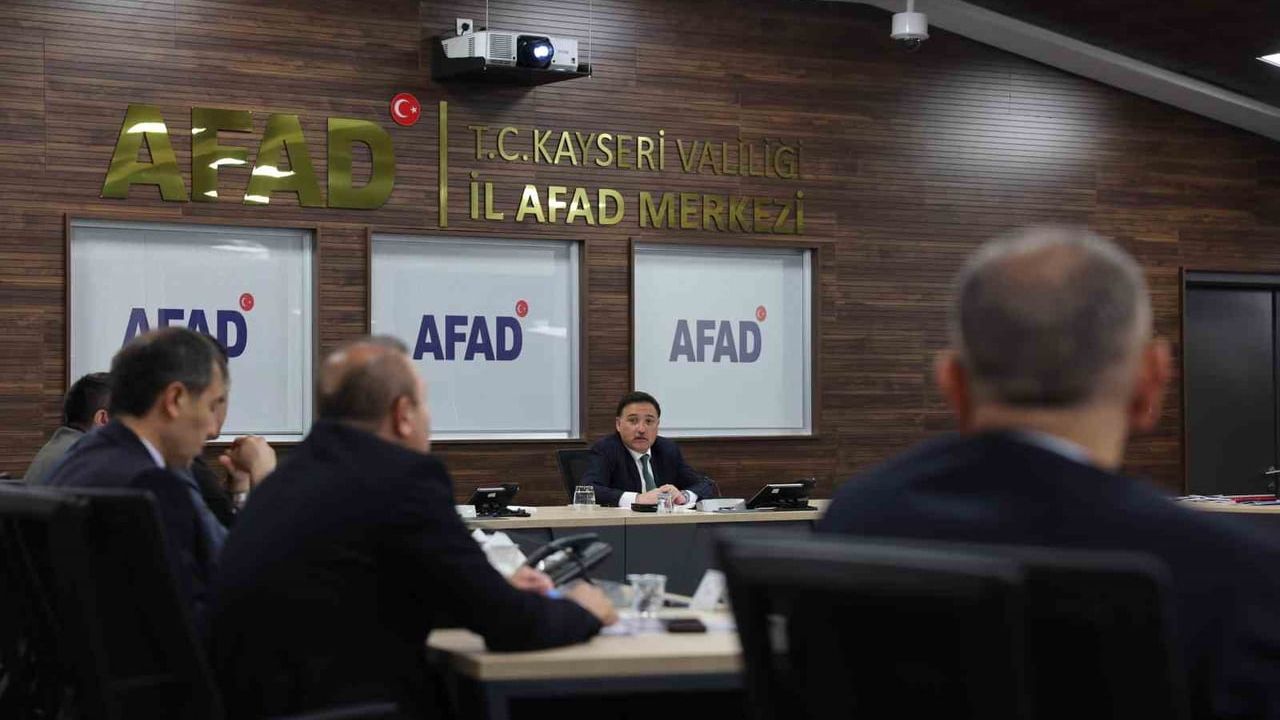 Kayseri'de Vali Gökmen Çiçek Başkanlığında Kurum Müdürleri Değerlendirme Toplantısı