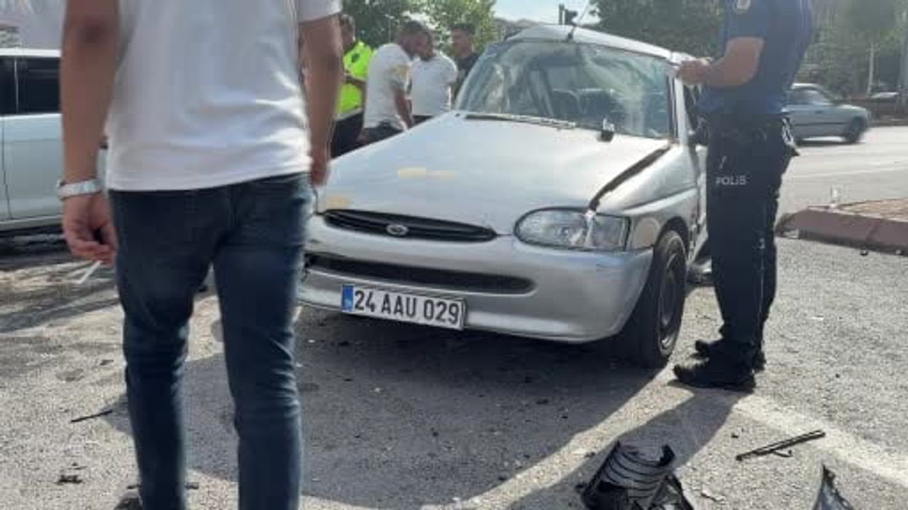 Kayseri'de zincirleme kazada bir otomobil ağır hasar aldı: 5 yaralı
