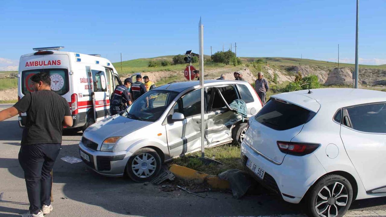 Kayseri-Kırşehir kara yolunda iki otomobil çarpıştı: 1’i ağır 6 yaralı