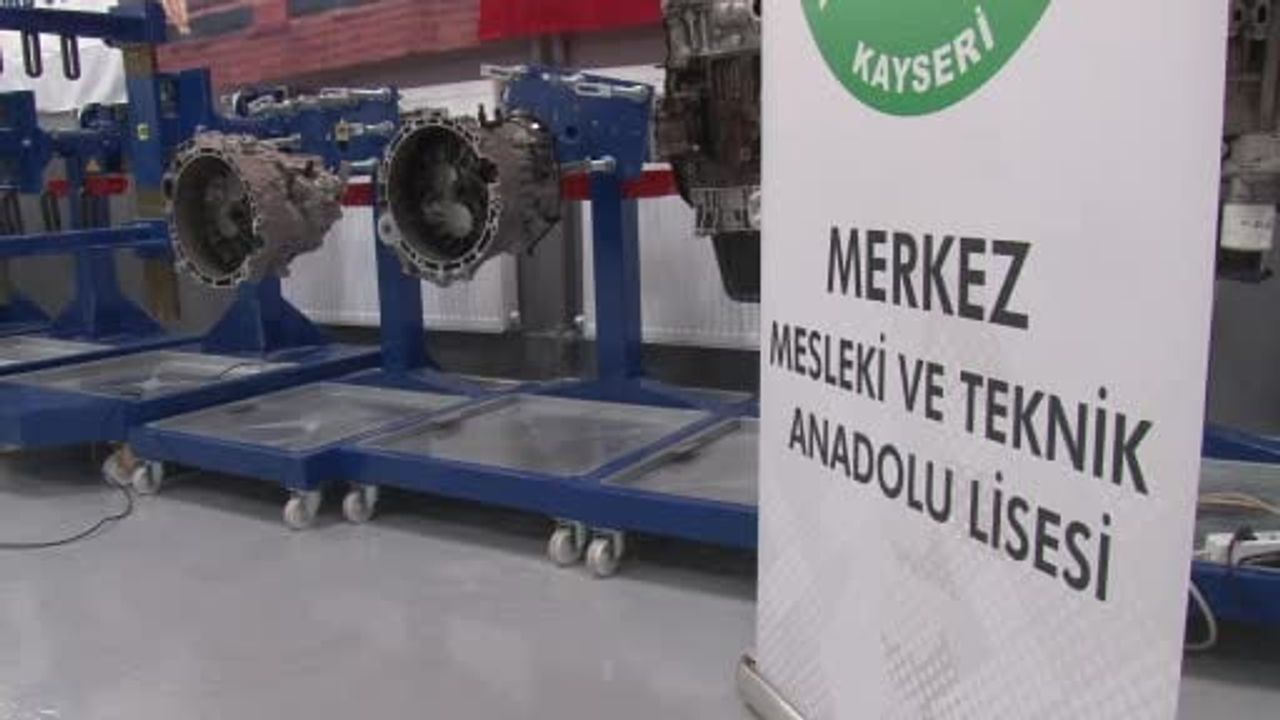 Kayseri Merkez Mesleki ve Teknik Anadolu Lisesi'ne otomotiv eğitim laboratuvarı açıldı