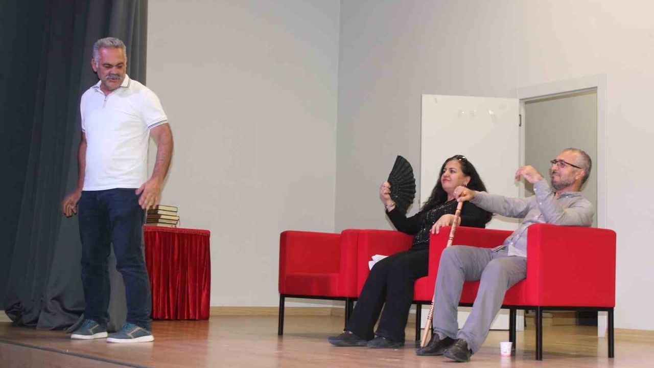 Kayseri öğretmenleri Sanatolya Tiyatro Topluluğu ile hayallerini sahneye taşıdı