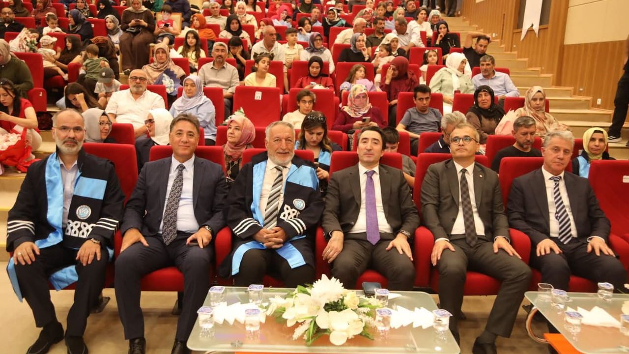Kayseri Üniversitesi Develi İlahiyat Fakültesi ilk mezunlarını verdi