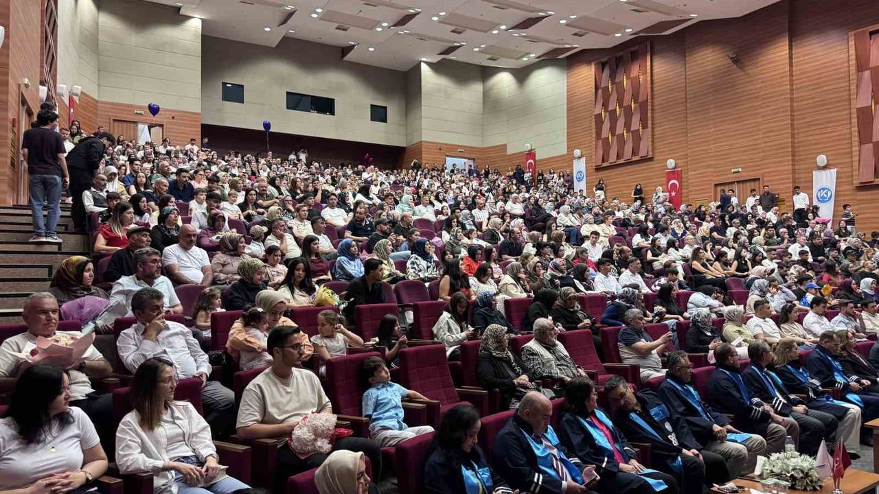 Kayseri Üniversitesi'nde şed kuşanma geleneğiyle mezuniyet