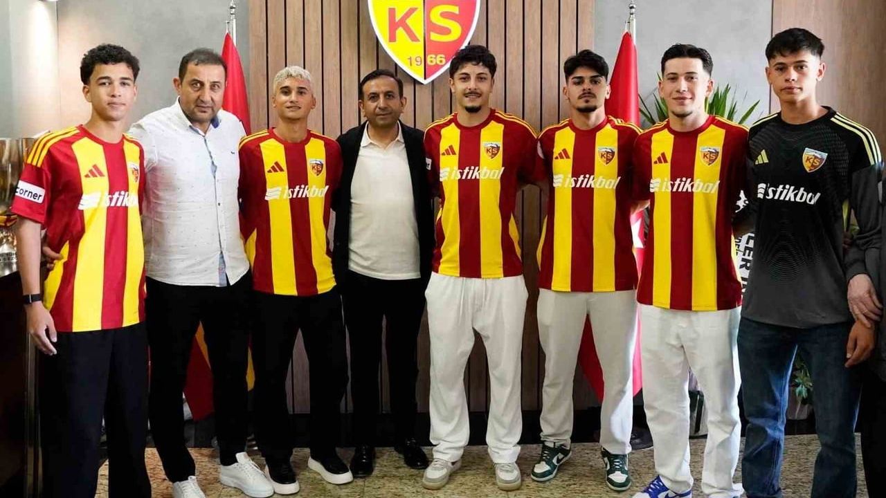 Kayserispor altyapıdan 6 oyuncuya profesyonel sözleşme imzalattı