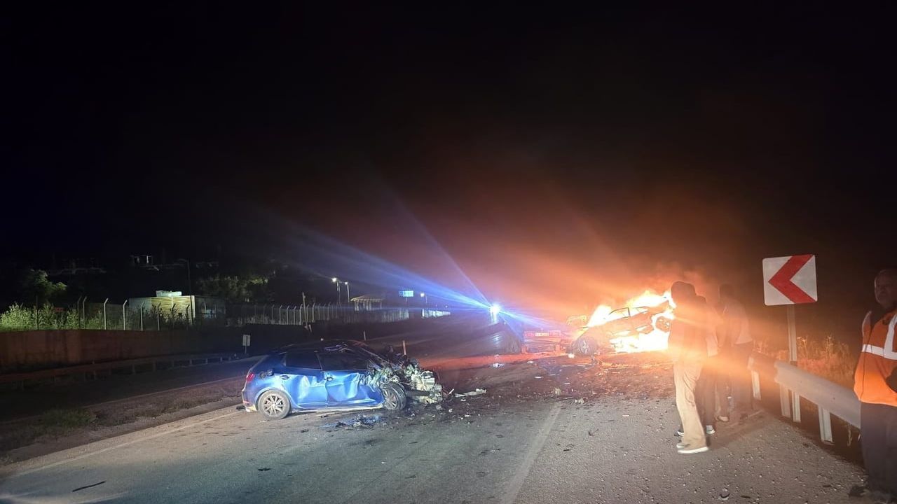 Kaza yapan otomobil alev aldı: 1 ölü, 5 yaralı