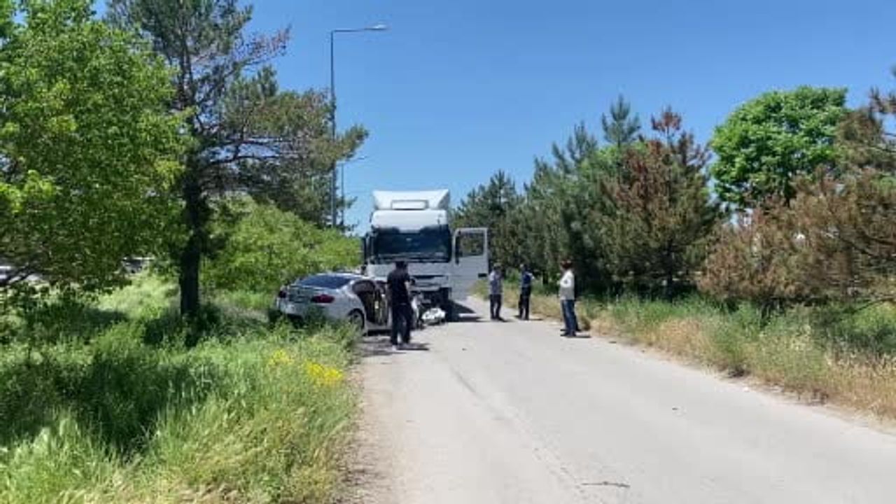 Kazada hurdaya dönen otomobilin sürücüsü Sivas'ta hastanede hayatını kaybetti