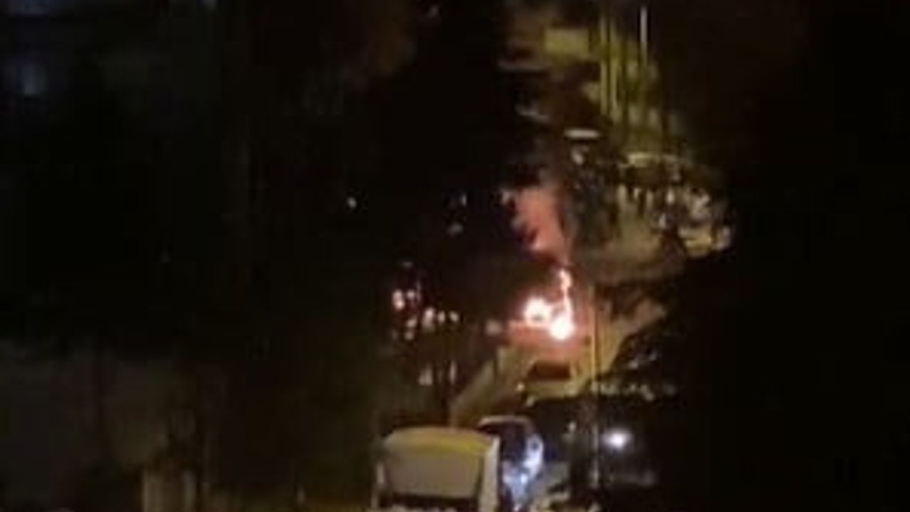 Keçiören'de gece çıkan yangında dükkan, minibüs ve daire zarar gördü