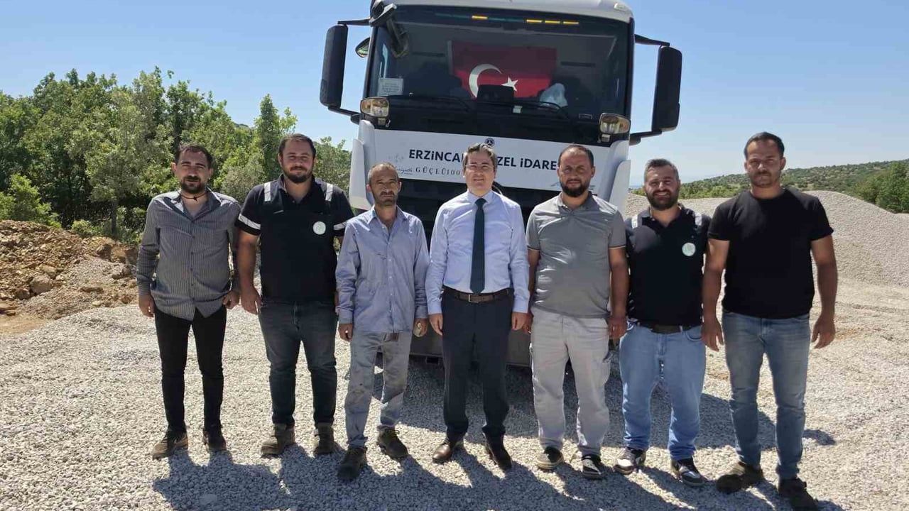 Kemaliye'de 16 köyü birbirine bağlayan yolda asfalt mesaisi