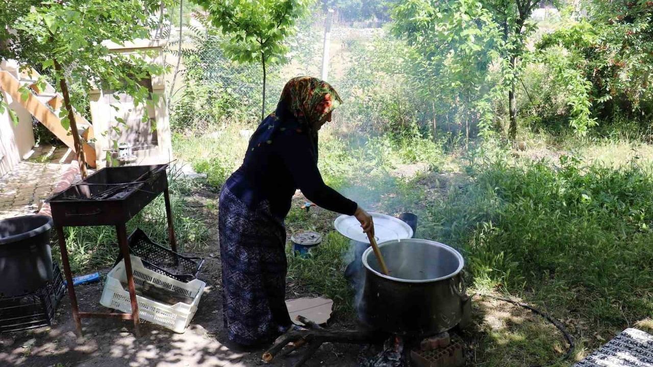 Kemaliye'de geleneksel yöntemlerle dut pekmezi üretimi başladı