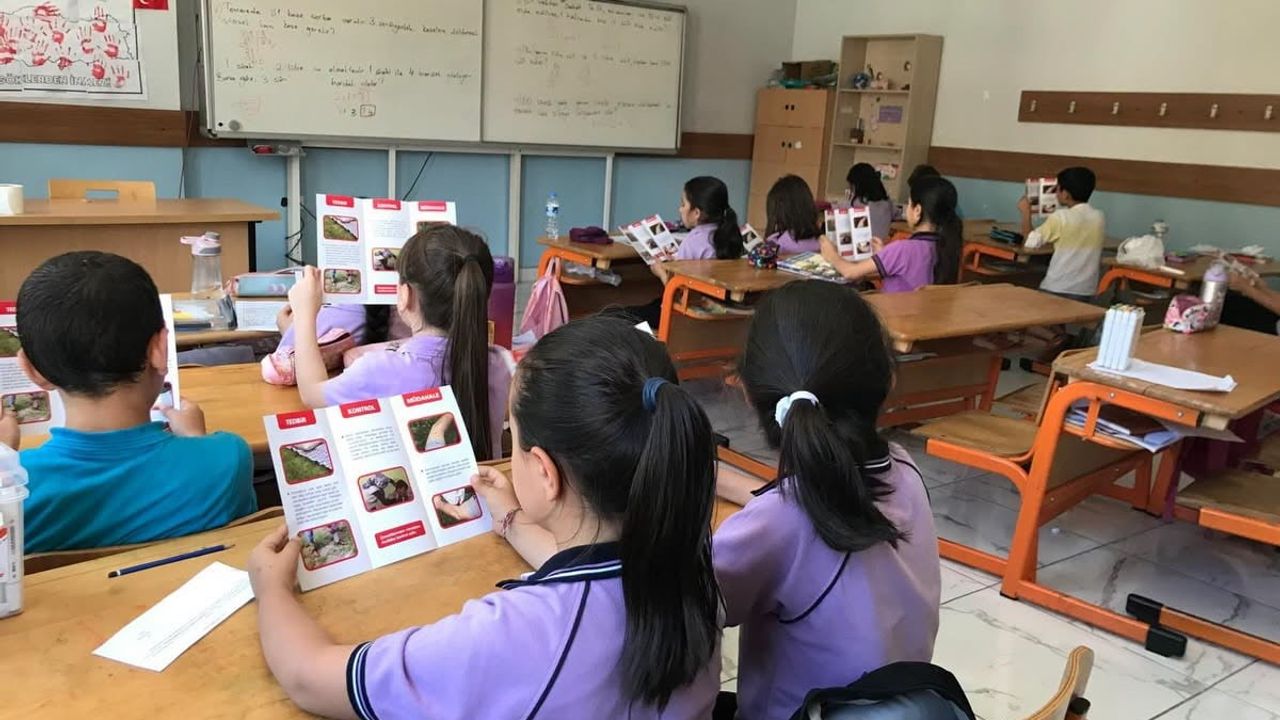 Kemaliye’de öğrenciler ve vatandaşlar kene riskine karşı bilgilendirildi