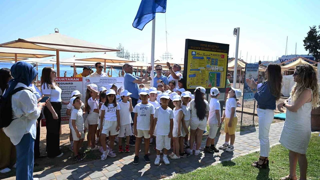Kemer Belediyesi Halk Plajı’na 2026 Mavi Bayrak asıldı