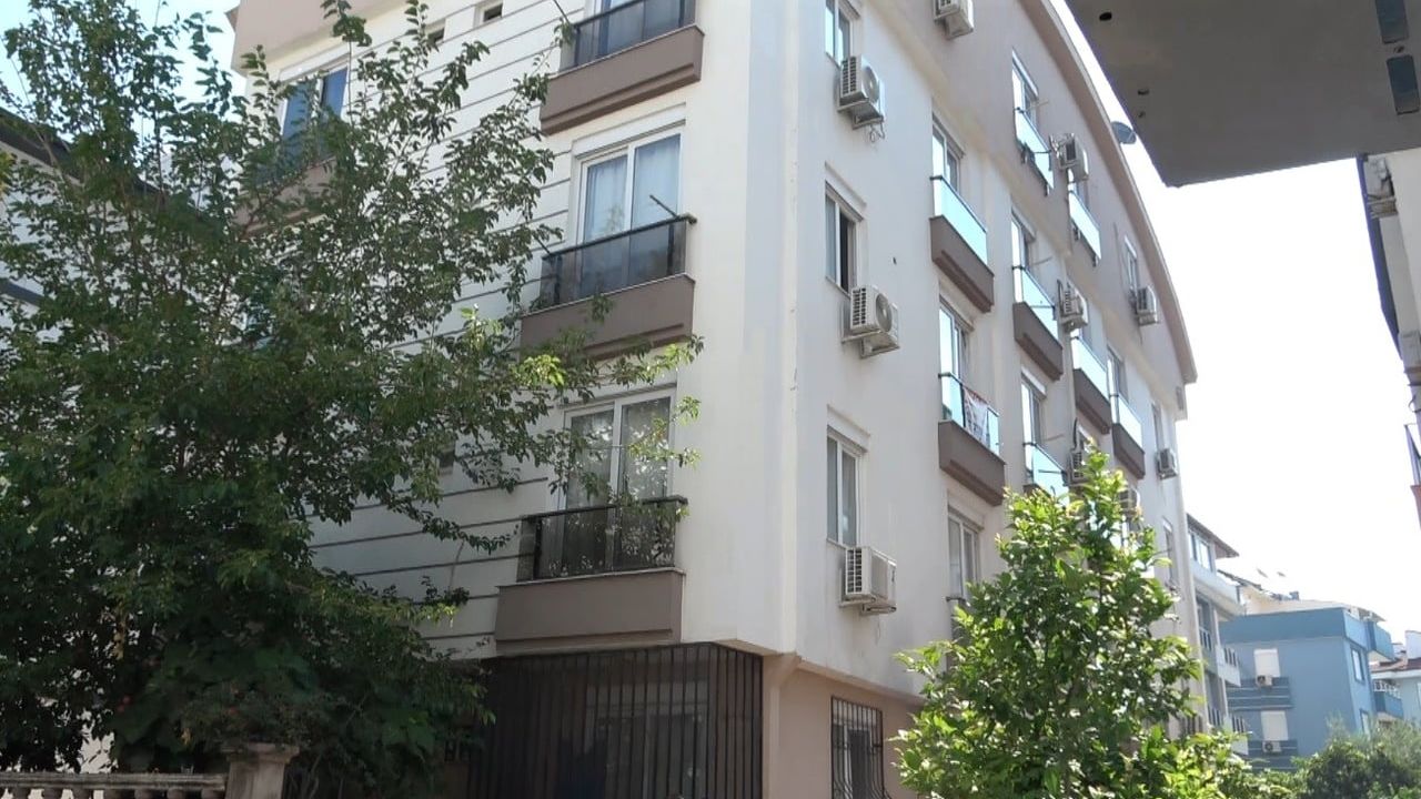 Kepez'de evini yakma girişimi: 25 yaşındaki kadın ters kelepçe ile ambulansa götürüldü