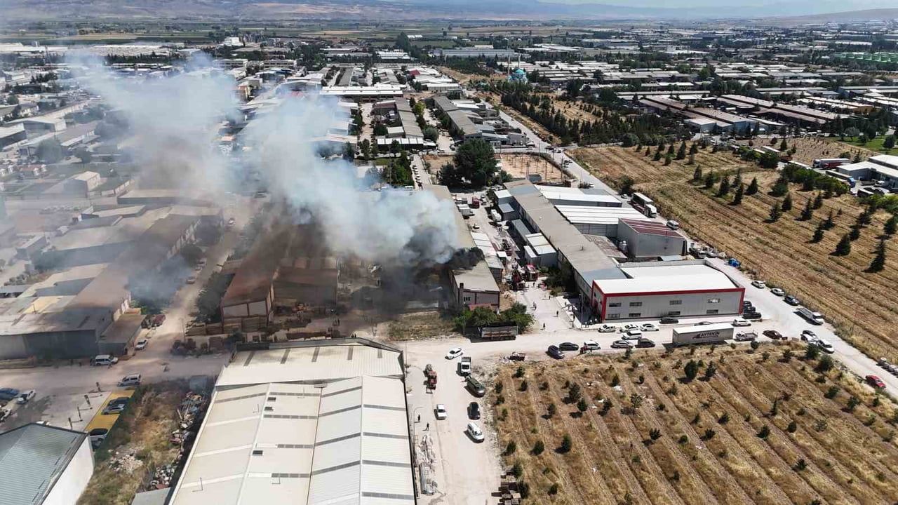 Kereste fabrikasındaki yangın itfaiyenin müdahalesiyle kısmen kontrol altına alındı