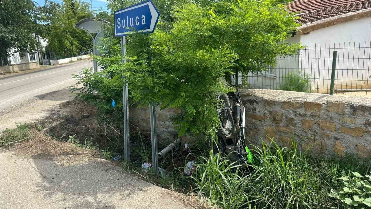 Keşan Barağı Köyü'nde motosiklet duvara çarptı — Sürücü Z.G. yaralandı