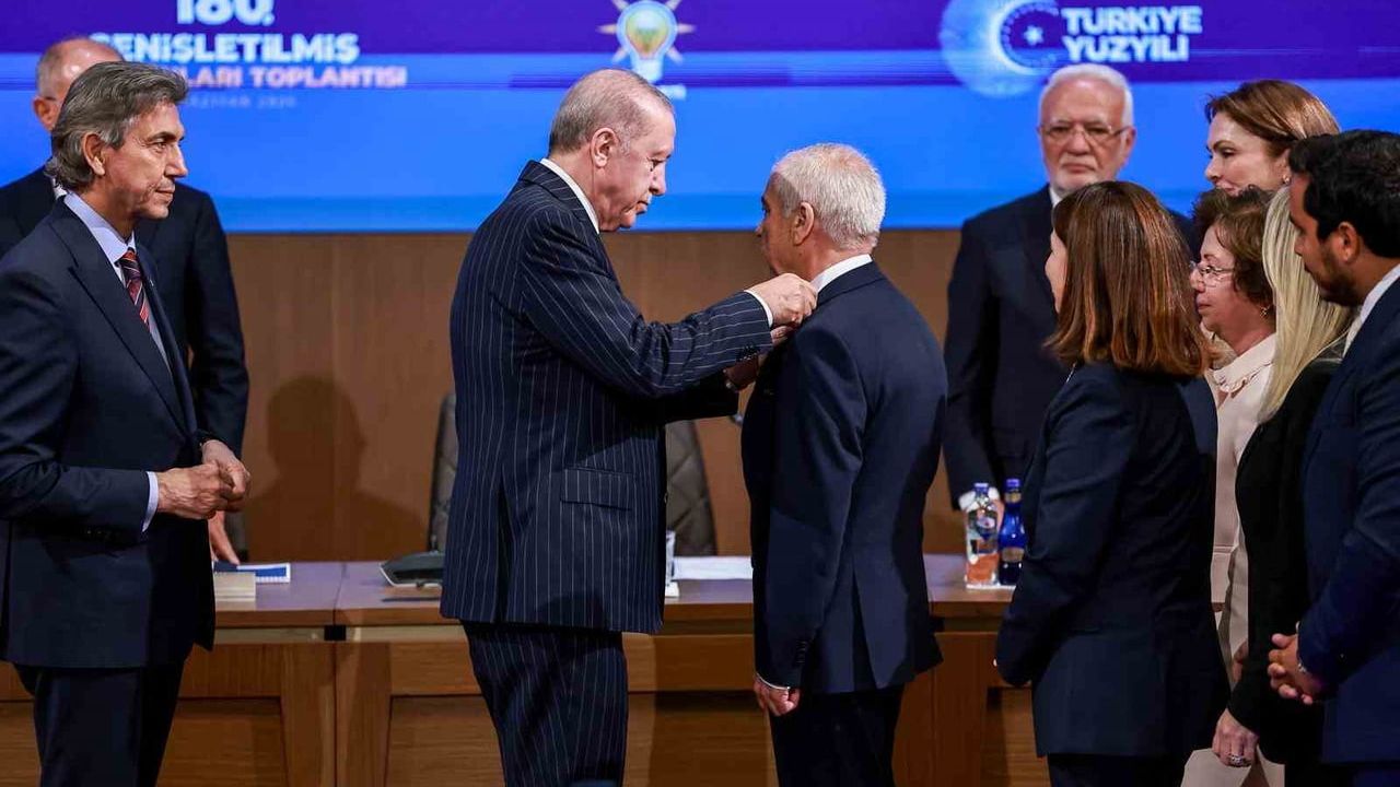 Keşan belediye başkanı Mehmet Özcan AK Parti'ye katıldı; rozetini Cumhurbaşkanı Erdoğan taktı