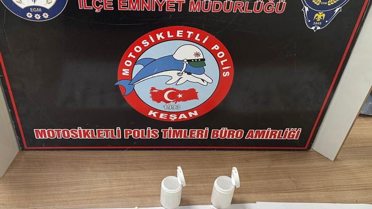 Keşan'da plakasız motosiklet kullanan E.İ.'ye 128 bin TL idari para cezası; 81 sentetik ecza ele geçirildi